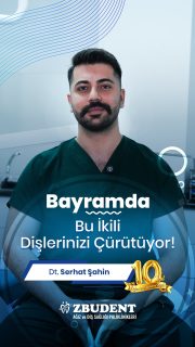 Tatlının yanında asitli içecek tüketiyorsanız dikkat 😬🥤🍬

Bayramda sık yapılan bu alışkanlık dişlerinizi düşündüğünüzden daha fazla etkiliyor olabilir.

Çünkü:
▫️ Şeker ağızdaki bakterileri besler
▫️ Asitli içecekler diş minesini zayıflatır

Yani biri çürük riskini artırırken diğeri dişi savunmasız hale getirir ⚠️

Özellikle gün içinde sık sık tüketildiğinde:
🦷 Diş hassasiyeti
🦷 Renk değişimleri
🦷 Çürük oluşumu
çok daha hızlı gelişebilir.

Bir diğer önemli hata ise asitli içeceklerden hemen sonra diş fırçalamak 🚫

Diş minesi o sırada daha hassas olduğu için sert fırçalama diş yüzeyine zarar verebilir.
Bu yüzden biraz su içip kısa süre beklemek daha doğru bir yaklaşım olacaktır 💧

Küçük görünen bu alışkanlıklar zamanla daha büyük diş problemlerine dönüşebilir 👀

✨ Özbudent | Hayata Gülümse

Siz tatlının yanında en çok hangi içeceği tüketiyorsunuz? 💬