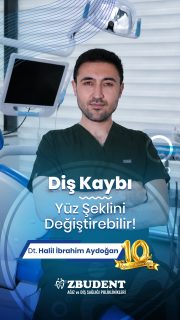 Diş Kaybı Yüz Şeklini Değiştirebilir! 
Diş eksikliği sadece gülüşünüzü değil, yüz şeklinizi de etkileyebilir 😯
Bir veya birden fazla diş kaybedildiğinde sadece çiğneme fonksiyonu zarar görmez. Zamanla çene kemiğinde erimeler meydana gelebilir ve bu durum yanakların ve dudakların içeri doğru çökmesine neden olabilir.
Bu yüzden birçok kişi:
▫️ Yanaklarının eskisi kadar dolgun olmadığını
▫️ Dudaklarının inceldiğini
▫️ Yüzünün daha yorgun göründüğünü
fark edebilir.
Ancak sanılanın aksine doğru planlanan protez tedavileri yüz şeklini bozmak için değil, kaybedilen desteği geri kazandırmak için uygulanır 🦷✨
Amaç yalnızca eksik dişleri tamamlamak değil;
💫 Dudak desteğini korumak
💫 Yanak dolgunluğunu desteklemek
💫 Daha doğal ve estetik bir görünüm sağlamak
Kısacası doğru planlanan protezler, yüzün doğal hatlarını destekleyerek daha genç ve dengeli bir görünüme katkı sağlayabilir 😊
✨ Özbudent | Hayata Gülümse
Diş eksikliğinin yüz görünümünü etkileyebileceğini biliyor muydunuz? 💬